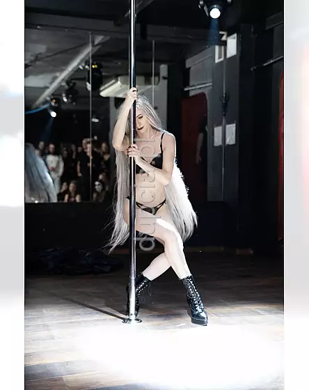Evildoll-Striptiz
